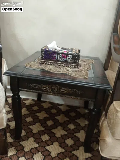 طاوله وسطيه واربع طاولات معاها 3