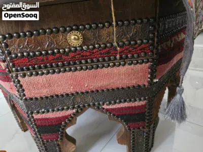 تحفه فنيه طاوله خشب اصلي مع قطع نحاس 3 كراسي صناعه يدويه 4