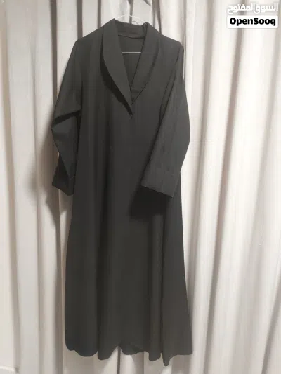 العباية دي كنت جايباها من السرداب الموجود في المباركية، لكن طلعت قصيرة عليّ. 2