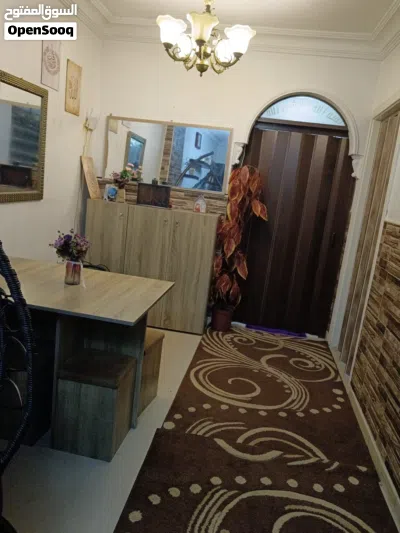 شقة للبيع بسعر مغري مساحه 114 نزول قهوه غنيم ام نواره مطله على عمان طابق ثاني على الشارع 4