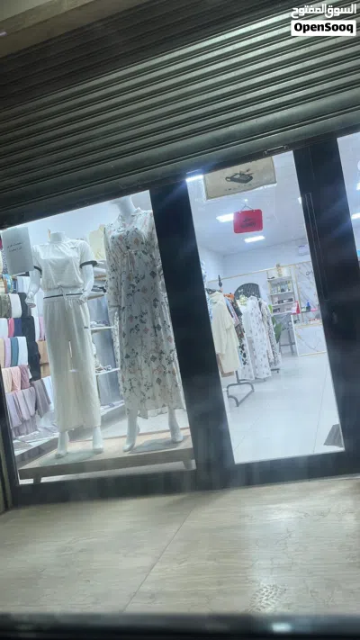 محل عتبه للبيع بمعداته وملابسه وديكوره 2