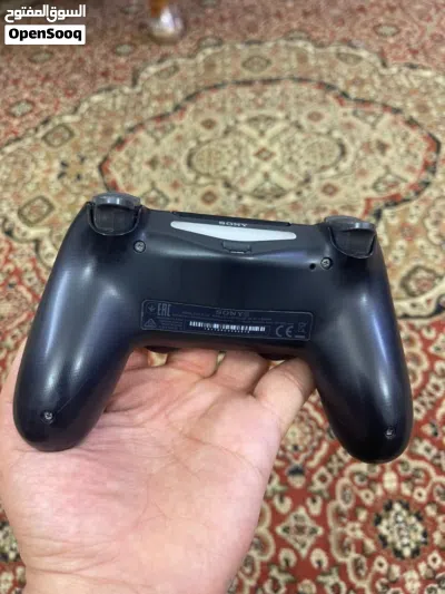 للبيع جهاز ps4جديد استعمال شهرين فقط مع كامل ملحقاته من العلبه الاصليه وكيبل HD وحوستك 4
