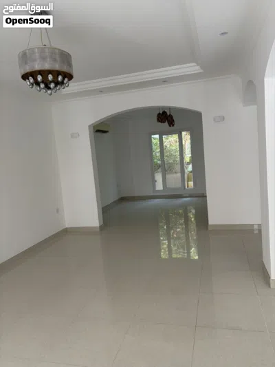 فلا في مجمع سكني للإيجار 4 غرف +1 2