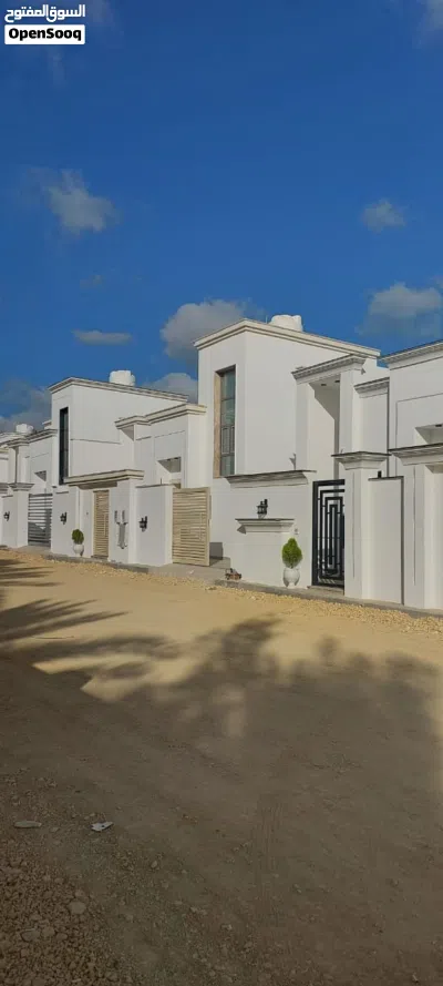 * مجموعة فيلات أرضية للبيع* *عين زارة - النصب التذكاري الشارع المقابل صالة الهناء* السعر 850 3