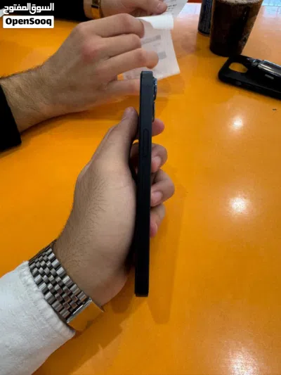 ايفون 13 عادي مساحه 128 جيجابايت بطاريه 93 بكفي يوم كامل سعرو 290 معو 2 شواحن اصليات سعرهم 35 دينار 2