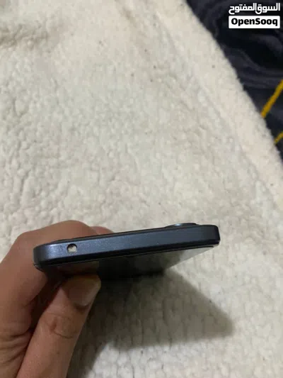 شبيه الايفون استعمال اسبوع فقط معو كرتونتو وشاحنو ولزقة شاشة الجهاز فعلا جبار لاكن أنا متعود على الا 2
