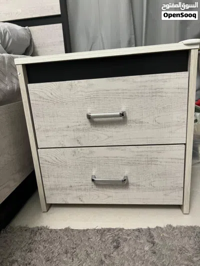سرير كبير ممتاز بدون مرتبةمع 2 كومود 2