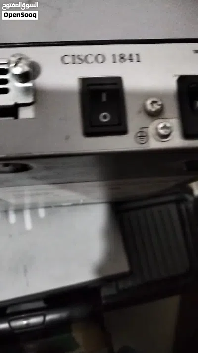 هذا الجهاز هو روتر/موجه شبكات (Router) من إنتاج شركة سيسكو أيضاً، والموديل الظاهر في 3