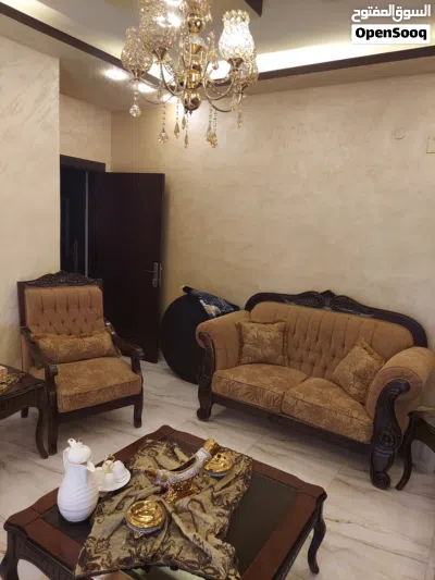 طقم كنبيات صالون بحاله جيده سبع مقاعد للبيع 4