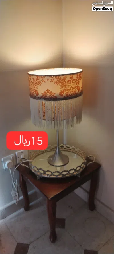 أباجورة (إضاءة) كلاسيكية: بتصميم فريد مع شراريب وقاعدة مرايا أنيقة. السعر: 15 ريال. طقم أواني تراث 4