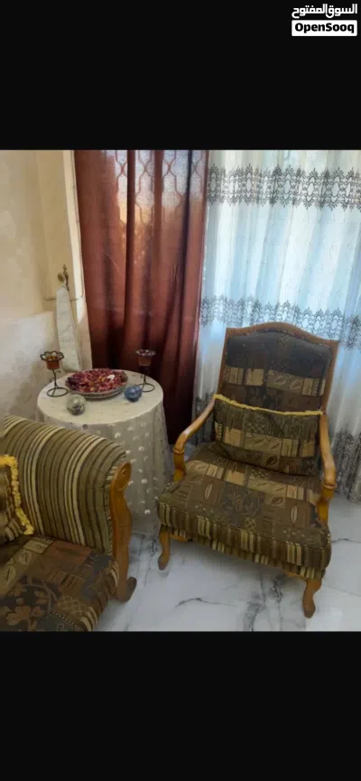 طقم كنب من 7 مقاعد مع طاولات 3