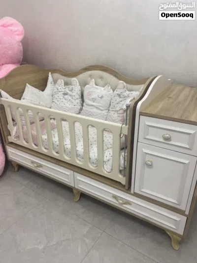 سرير اطفال حجم ممتاز و خشب زان قوي جدا موديل حديث مع كامل توابعه 3