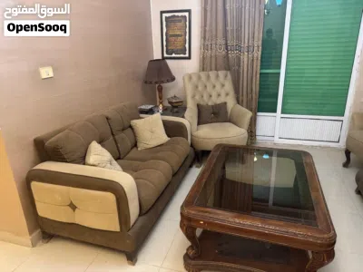 طقم كنبايات مستعمل بحالة جديدة مع طاولة وسط ووطاولتين جانبيات للبيع مع فحص مجاني 3