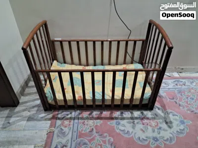 أغراض منزلية طاولات وسجاد وسرير اطفال 3