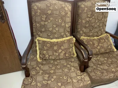 كنبايات للبيع مع طاولة وسط لون بني 2