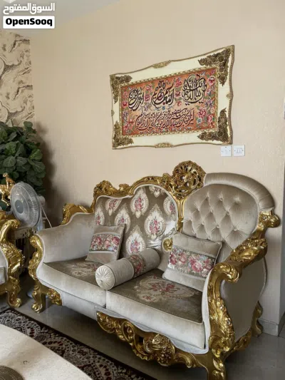 Sofa set for sale with tabel 3