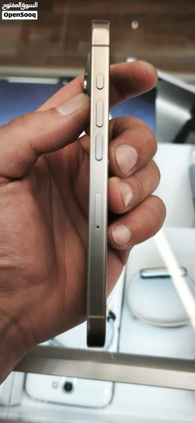 iphone 15 pro تخزين 128g لون تيتانيوم بطارية 86% خالي من الخدوش بحالة الوكالة 3