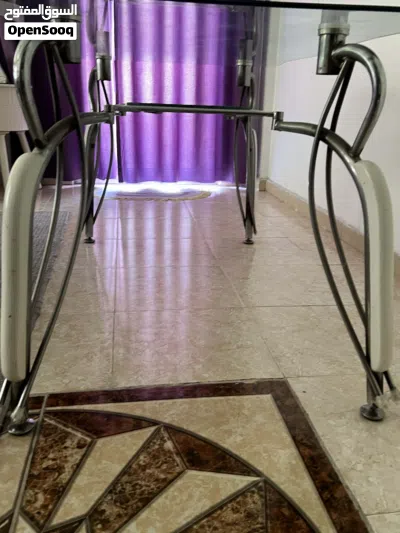 كراسي وطاولة سفرة من حديد وزجاج بحاله ممتازة جدا واستعمال خفيف وبسعر رخيص لقطه للبيع 3