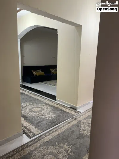 منزل متكون من 3 طوابق كل طابق يتكون من 3 غرف حمامين مربوعة صالة استقبال مطبخ 3