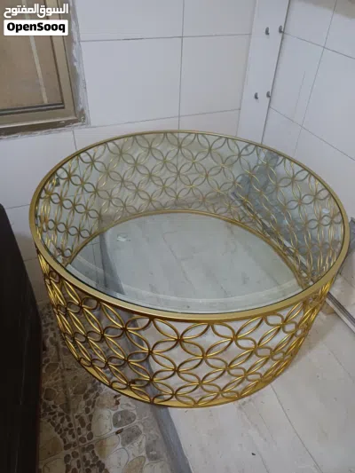 للبيع اربع طاولات للبيع واثنين دولاب الدولاب دفعه واحده 3