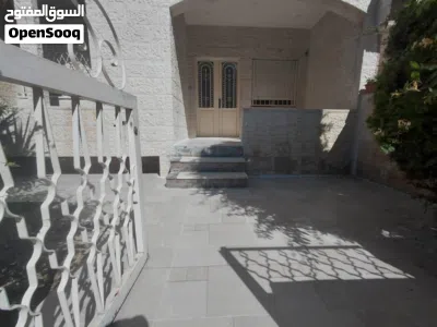 شقة أرضية للإيجار مساحة 350م 2