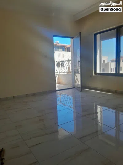 شقه مع روف للبيع في الرابيه 4