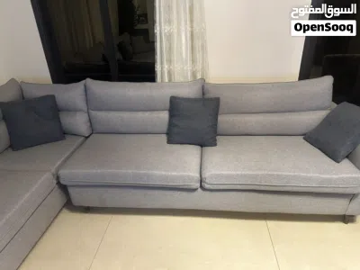 طقم كورنر شبه جديد استخدام بسيط مع طقم طاولات وسط ايكيا 2