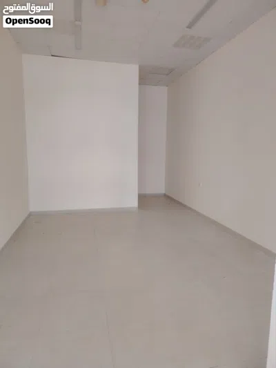 محل تجاري للايجار في المعبيلة الجنوبيةجانب الإشارات خلف مركز القبائل للتخفيضات مساحة المحل 8في 4 4