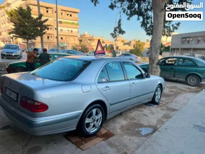 مرسيدس بنز الفئة-E E 200 2