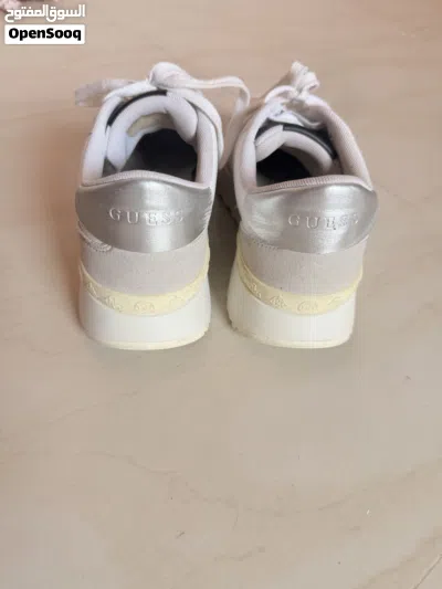 حذاء رياضي نسائي من GUESS جلد أبيض مقاس 39 3