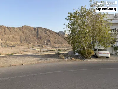 للبيع أرض سكنية في الخوير جنب كلية العلوم الشرعية ومطلة على شارع مسقط السريع 3
