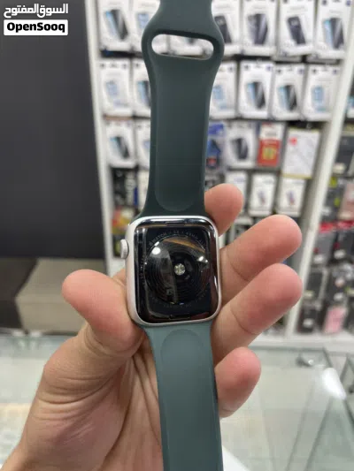 Apple watch se 44mm مع كامل اغراضها والكرتونه وكاله شبه جديد بطاريه 100 3