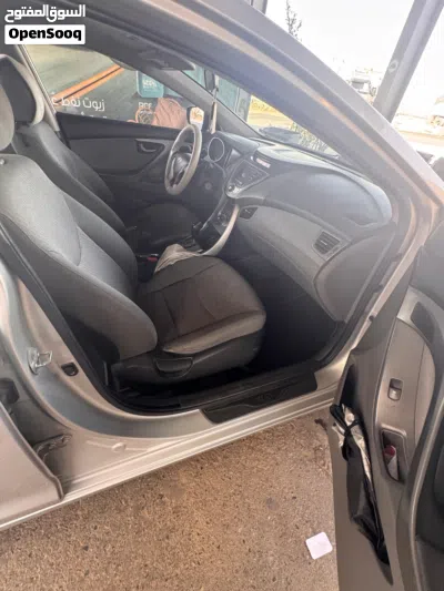 Hyundai Elantra SE 4