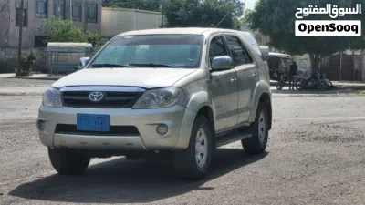 Toyota Fortuner SR5 4