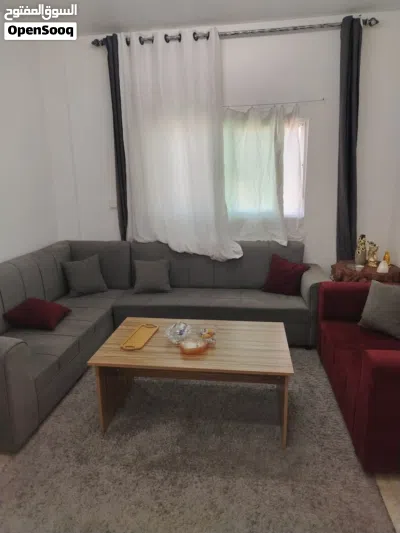 طقم كنب مع برداي وطاولة وسط 2