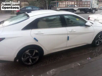 Hyundai Elantra Standard 4
