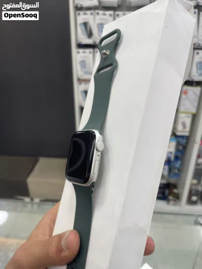 Apple watch se 44mm مع كامل اغراضها والكرتونه وكاله شبه جديد بطاريه 100 2