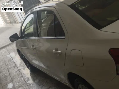 Toyota Yaris Basic 2