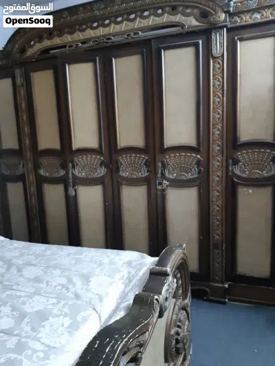 غرفة نوم خليجي تخت مجوز وخزانه 6 ضرفات وكومدينتين وتسريحه وخزانة شماعه مع مرآه للبيع بسعر مغري 3