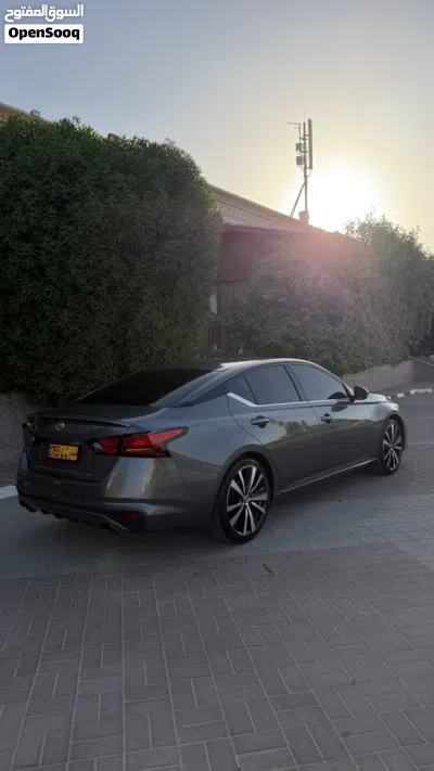 Nissan Altima SR 2