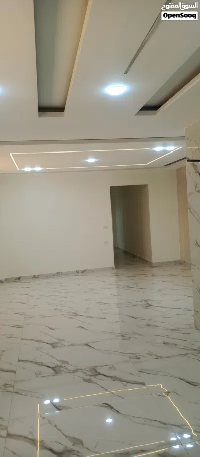 شقة للبيع في الزرقاء الجديدة جديدة لم تسكن معفية من رسوم التنازل متوفر طابق اول مساحتها 170م 3