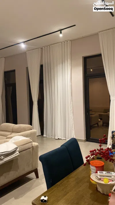 بيت في صحم جاهز شبه مؤثث واكترونيات بتصميم راقي المرفع قرب من مزرعه النعيمي 2