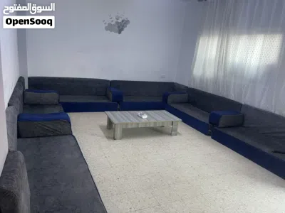 مجلس ارضي بحالة جيدة جدا مع طاولة وسط 4