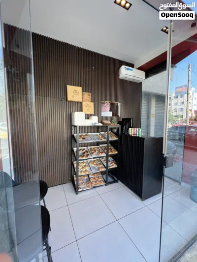 مطعم بيتزا ومعجنات للبيع 3
