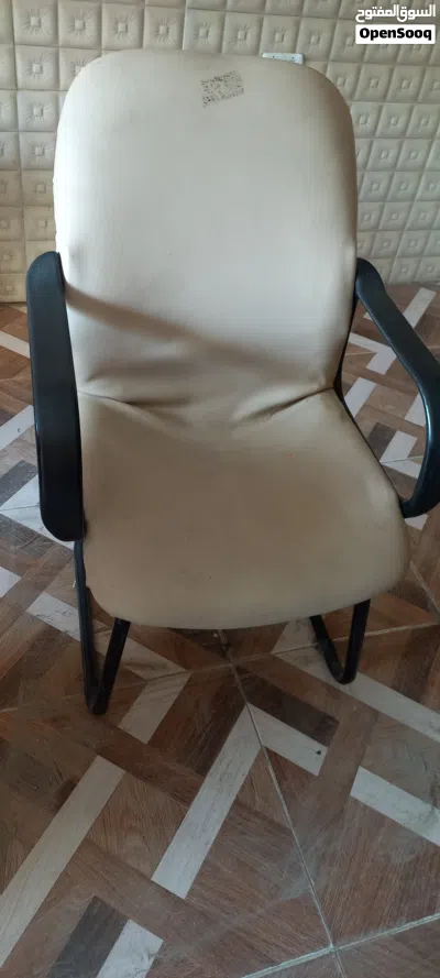 ثلاجة l g ممتازه ومكتبين بحاله جيده مع مقاعدهم 4