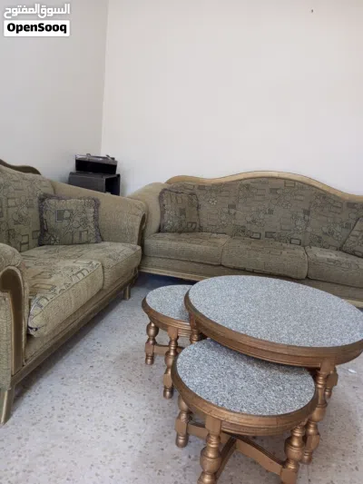 كنب مستعمل في حاله جيده جدا لون زيتي غامق مع 4 طرابيزات واحده كبيرة و ثلاث صغار في حاله ممتازه جدا 3