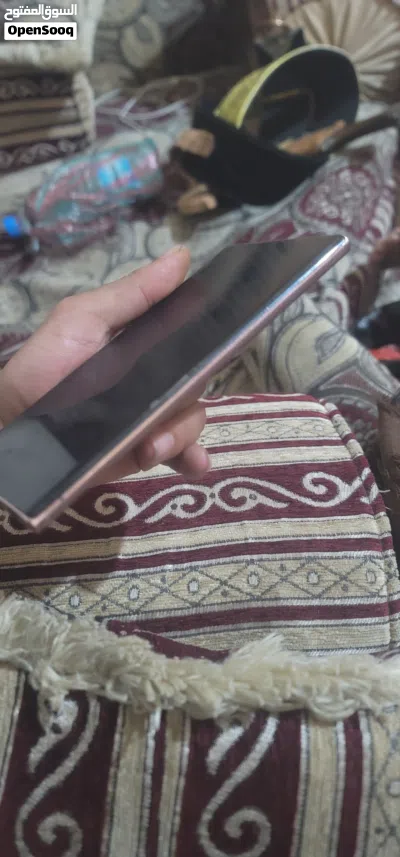 جلاكسي نوت عشرين الترا عرطه ذاكره 128 يشغل اي شريحه مستعمل نضيف فيه 3خطوط طوليه ماياثر ب 70ال 4
