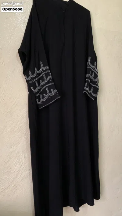عبايه سوداء بتطريز ابيض الأكمام للتواصل عبر الرقم 2