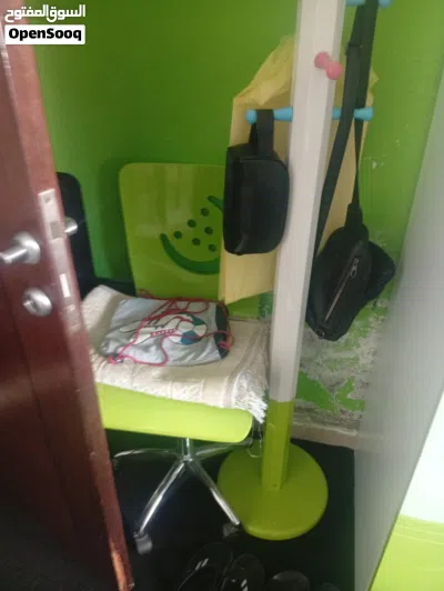 سرير مفرد و ربع و مكتب دراسي مع هدية بوكس يتعلق عل الحائط و كرسي مكتب . 3