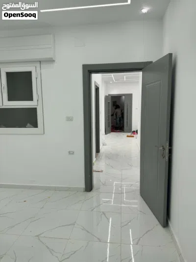 شقة جديدة New في شعبية السراج الطابق الاول جديدة مش مسكونة عماره جديدة بالمصعد الكهربائي بسعر 2500د. 4